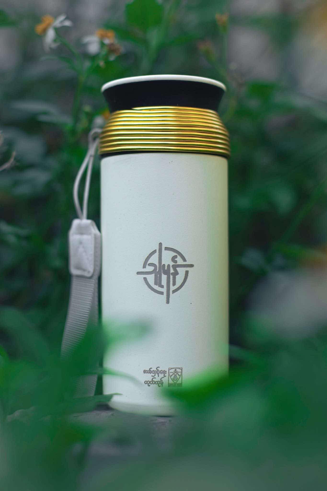 " သူပုန် " ကော်ဖီခွက်  White